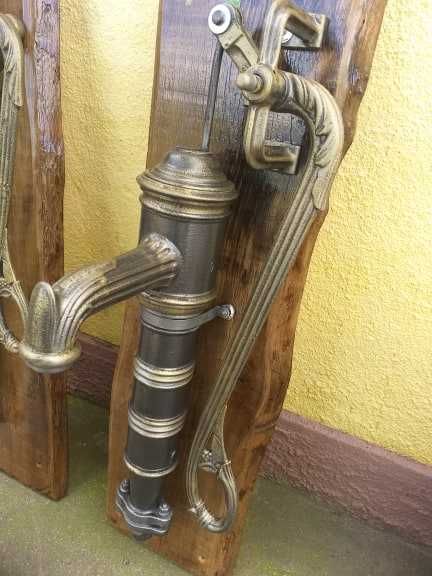 Fantana arteziana din fonta asezata pe un suport de lemn pictata