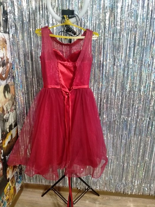 Красное вечернее платье