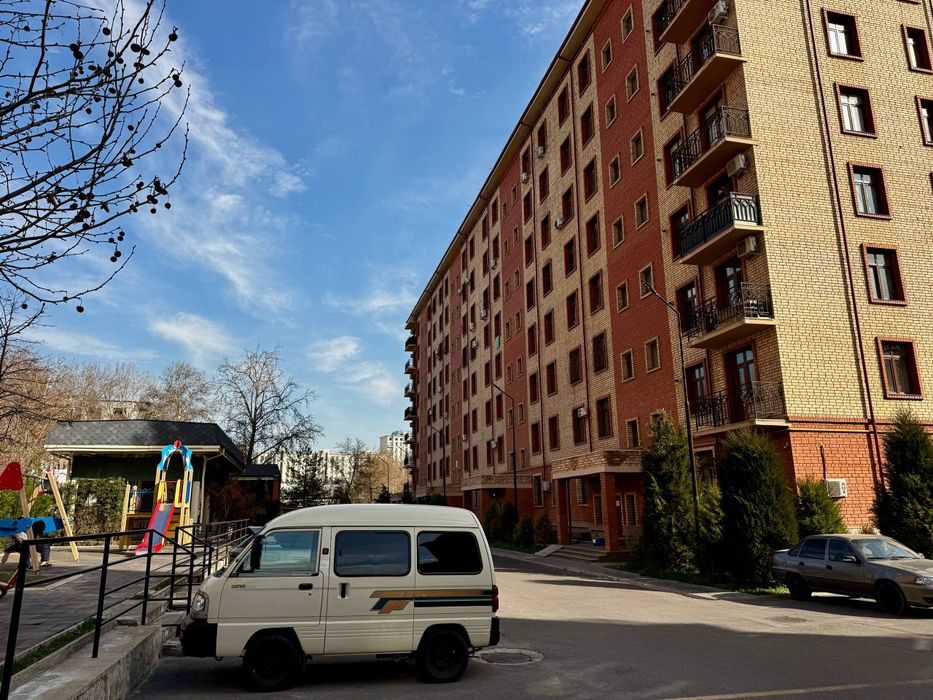 Yakkasaroy Golden House