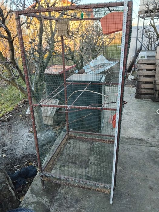Se vinde voliera medie/mare pentru papagali