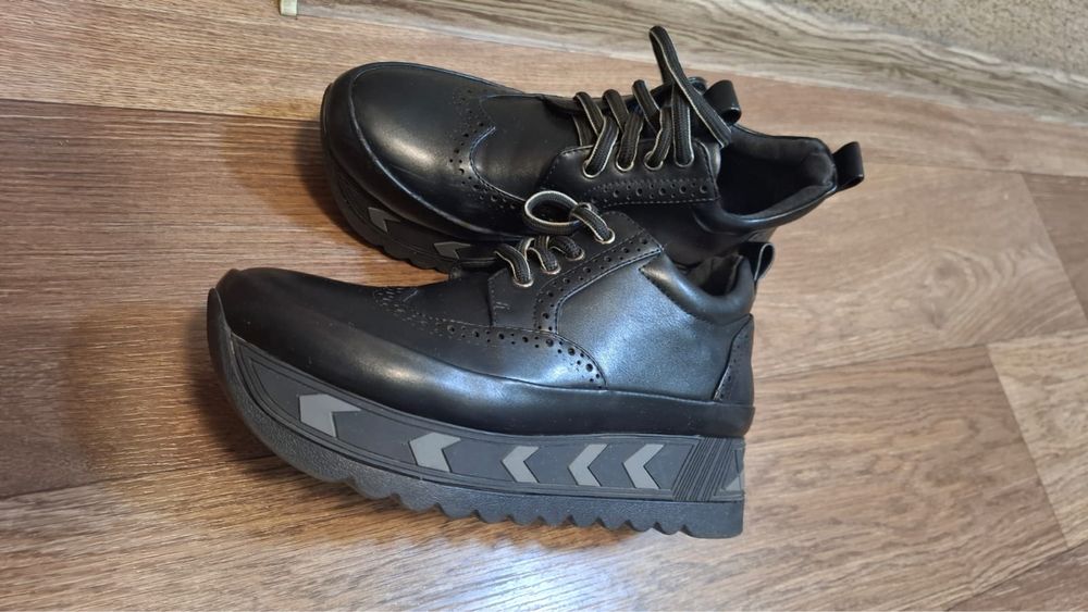 Черные кроссовки броги на танкетке