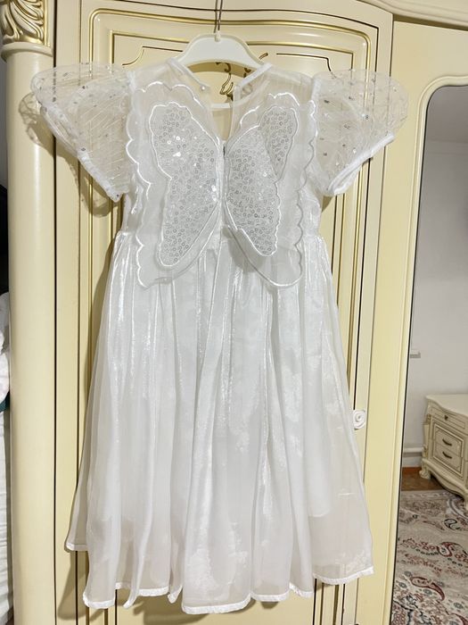 Белый платье 4/5 лет