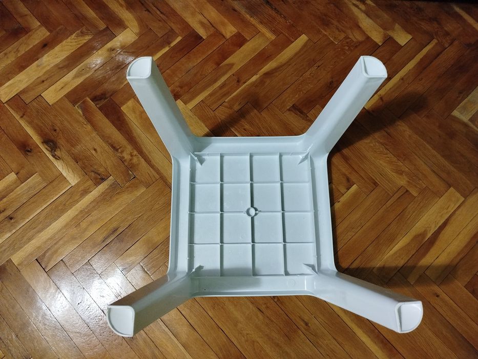 Маса с два броя сгъваеми столове.