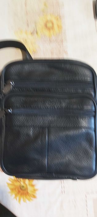 Продавам мъжки чанти от естествена кожа с пет отделения с цип
