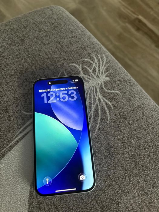 Vand iphone 15 simplu