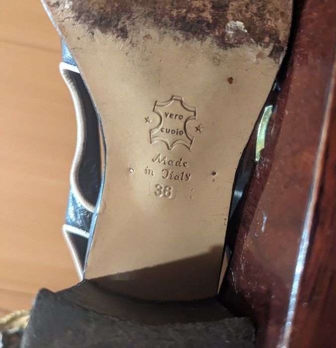 Продам фирменные кожаные итальянские босоножки