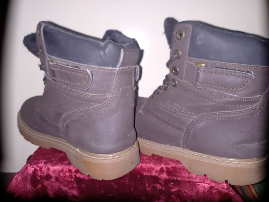 Продаю фирменный ботинки.