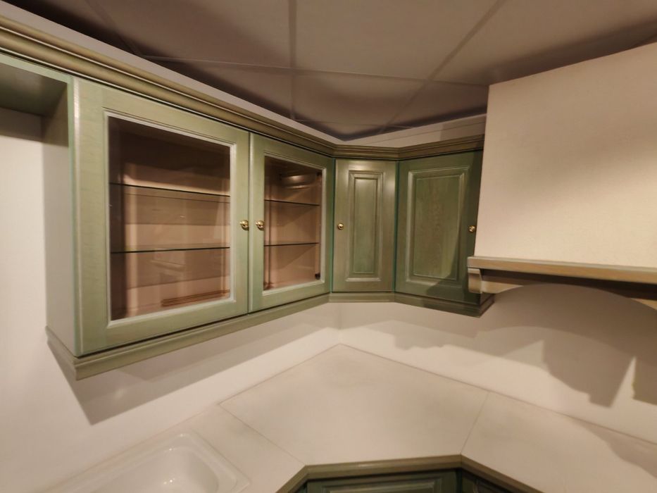 Често нова ъглова дъбова кухня с уреди