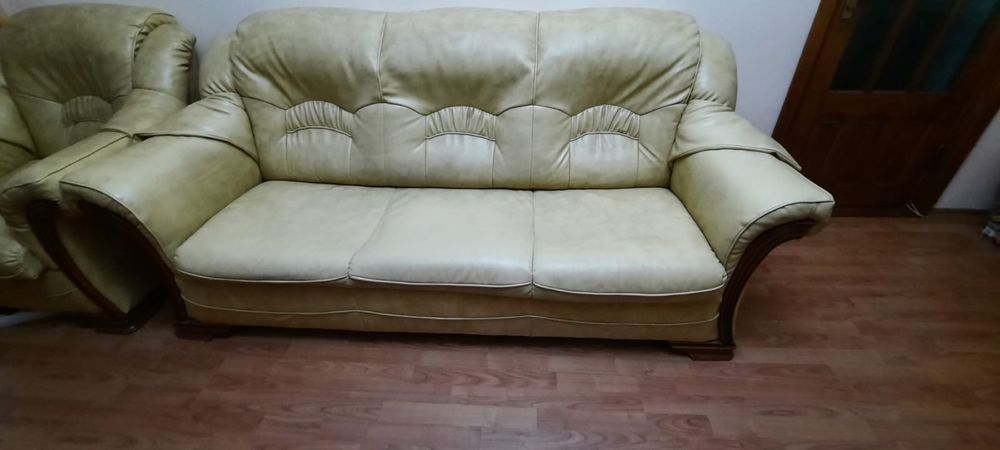 Canapea si fotolii din piele ecologica.