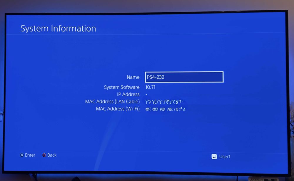 отличен PS 4 Pro, low firmware, 2 джойстика, подаръци FC 26+други игри