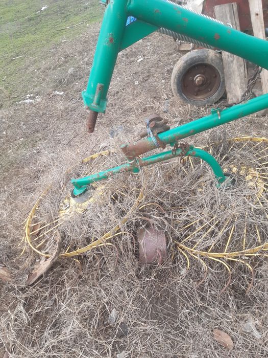 Greblă și cositoare de vânzare.