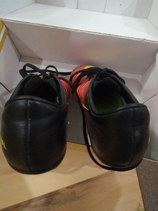 Футболни обувки, без забележки