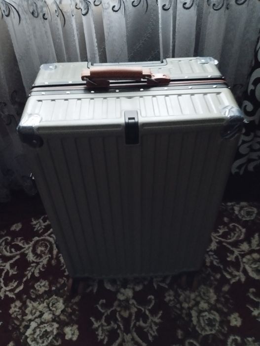 Чемодан новый ...