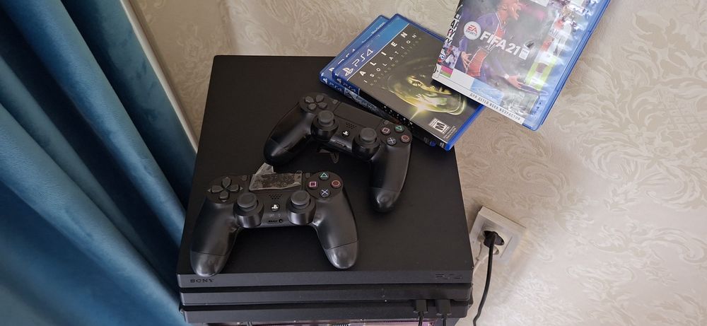SONY Pleystation 4 PRO 1TB. 2 джостик 3 диска