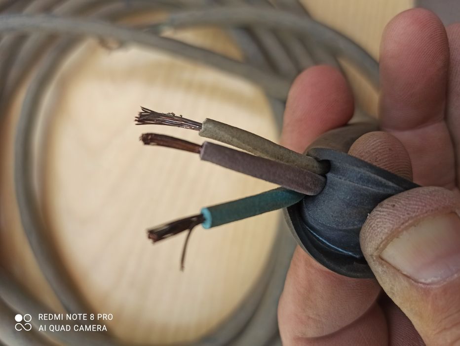 Авиационная, союзная, электропроводка в металлической оплётке.