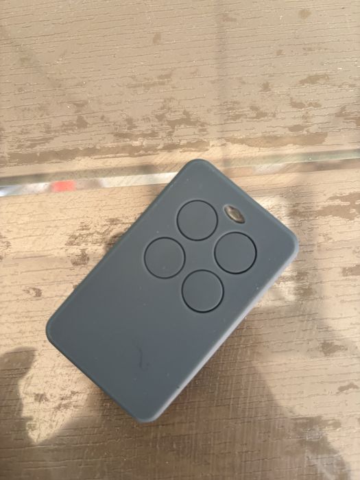 Универсално обучаемо и копиращо дистанционно за гаражна врата