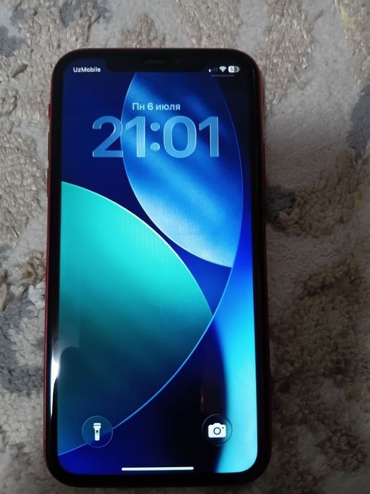Iphone 11 holati zor olgan odam mazzq qilib ishlatadi