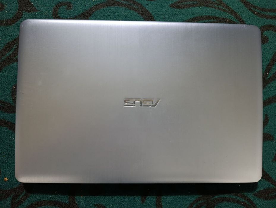 Asus notbok sotiladi