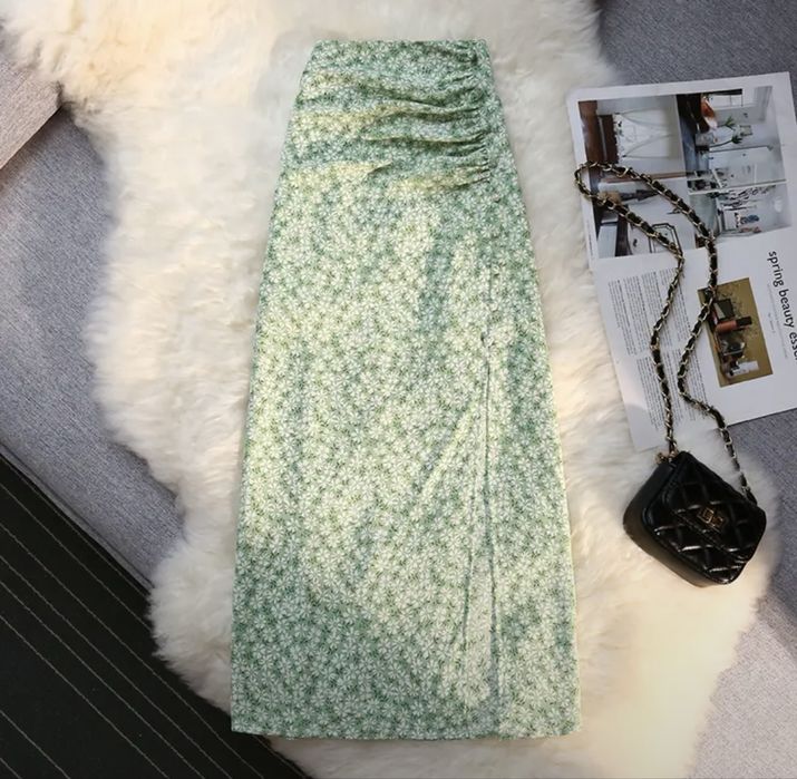 Зеленая юбка с вырезом