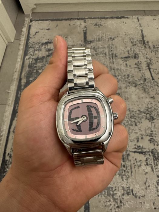 Японские часы со стильным циферблатом