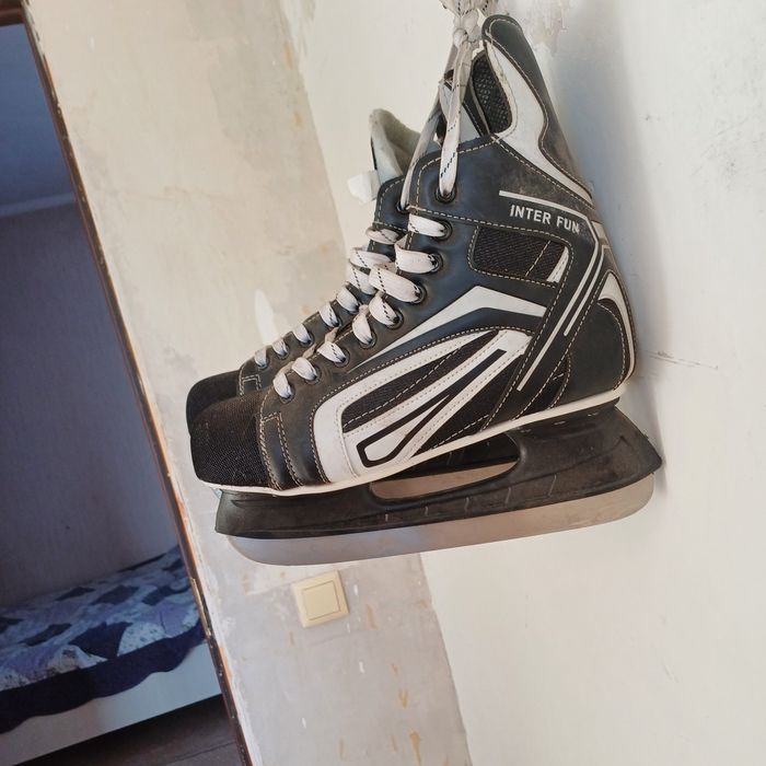 Продам мужские коньки двух размеров  в отличном состоянии