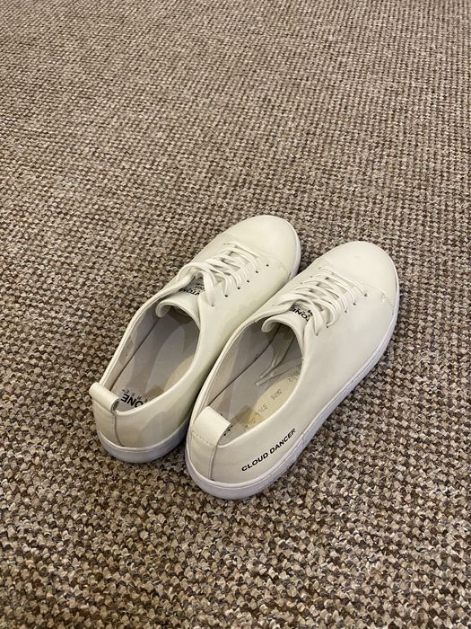 Pantone Universe cloud dancer 42 11-4201