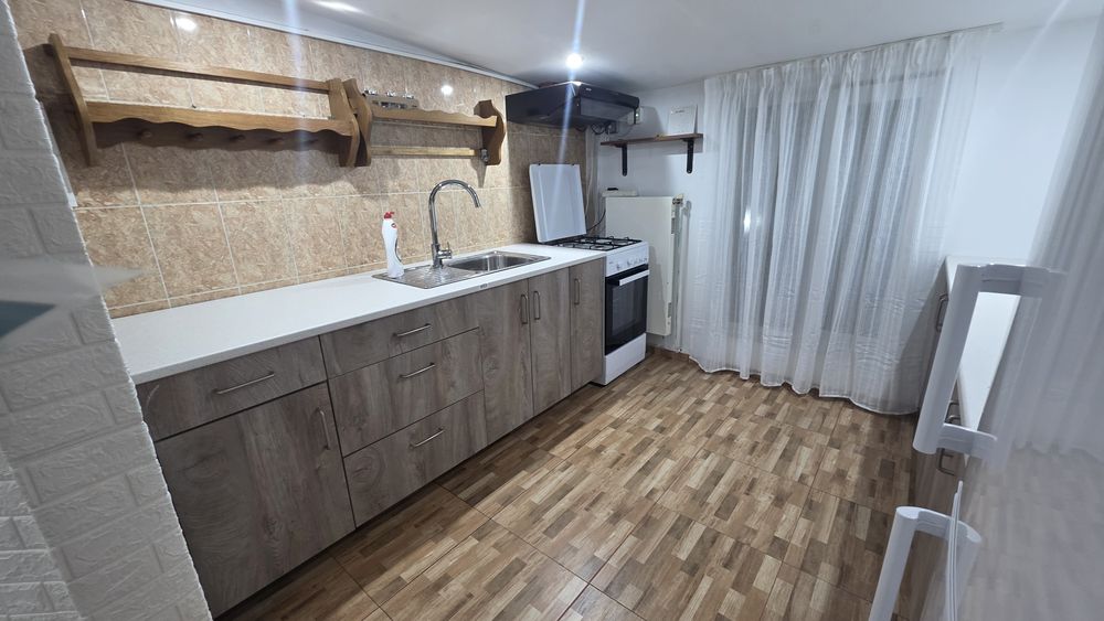 Apartament de închiriat cu 3cameră, bucatarie, hol  și baie