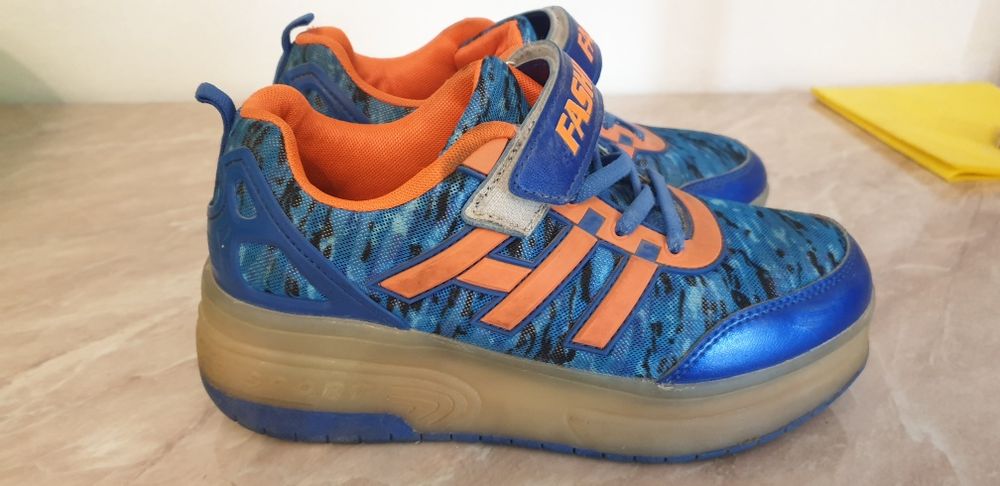 Кроссовки на роликах