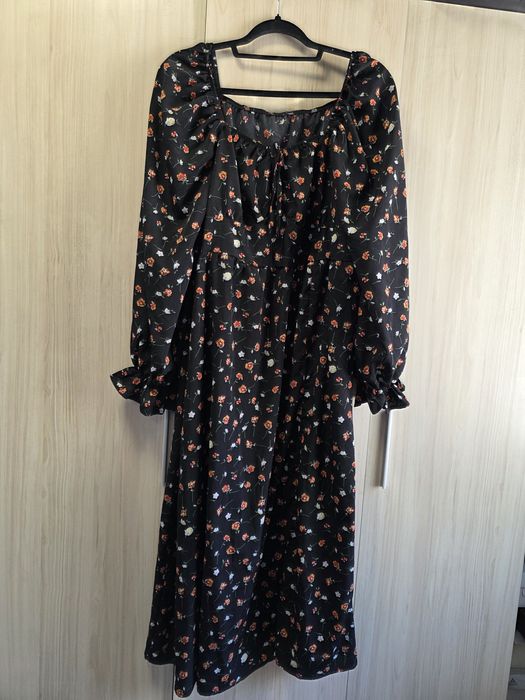 Дълга черна рокля на цветя