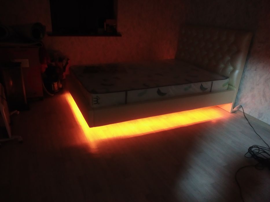 Спальные кровати, с "парящим" эффектом.