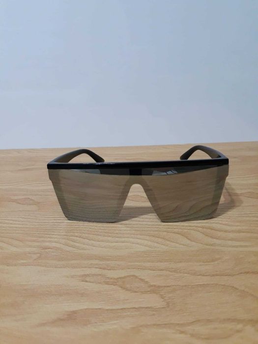 Ochelari de soare supradimensionați