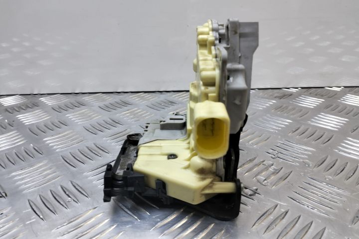 Broasca usa  dreapta fata  3C1837016A Volkswagen VW Passat B6