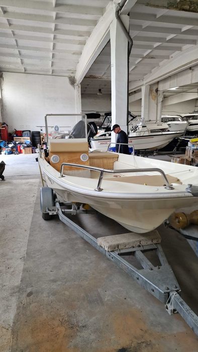 Barca Boston Whaler 15ft cu peridoc