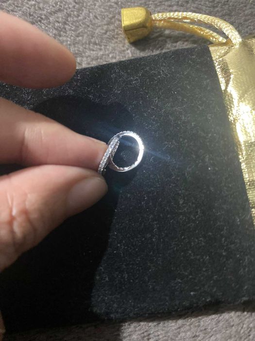 Cercei din aur alb 18K cu diamante naturale.