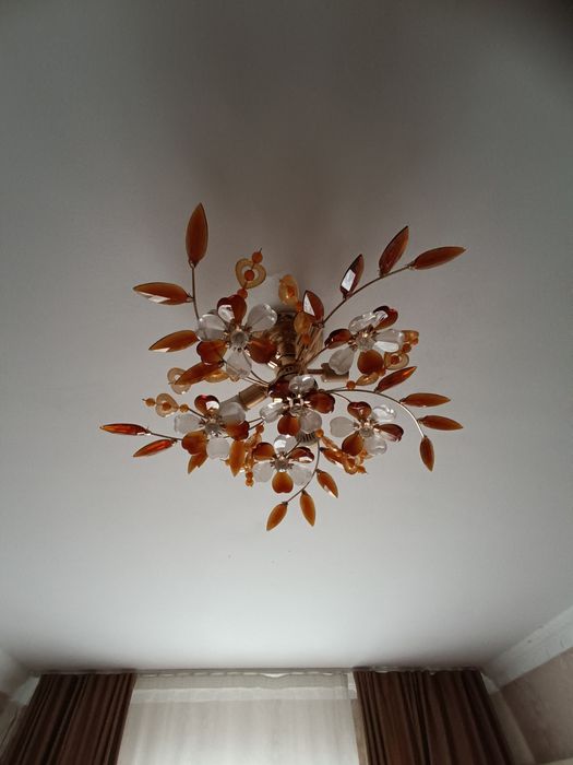 Продаётся красивая потолочная люстра.