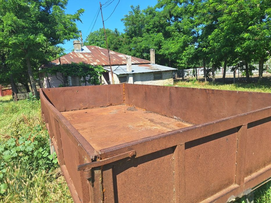 Vând  o remorcă de cărat baloți, remorcă de 5 t ,vagon și mătură fără peri pentru tractor de 80 cai