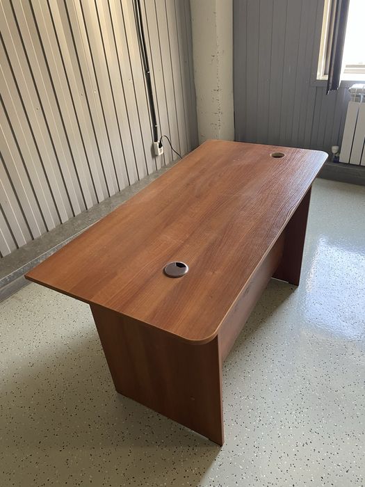 Стол офисный коричневый