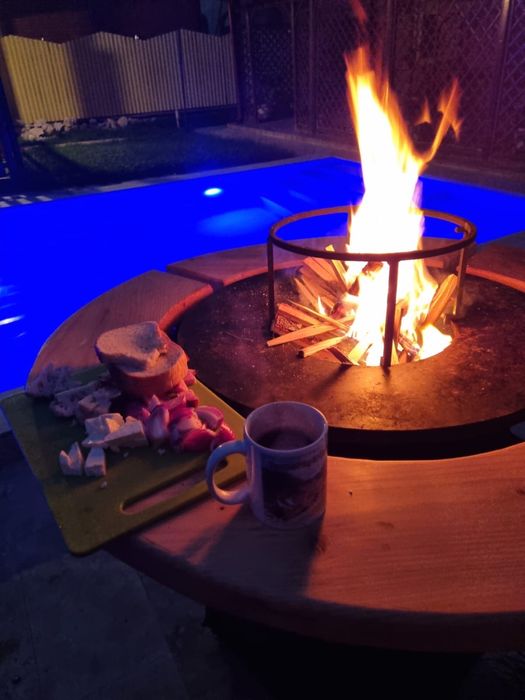 Grătar tip plită lucrat manual, ideal pentru gătit în aer liber