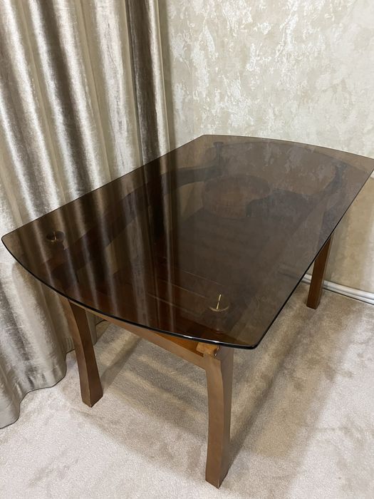 Stol steklyaniy sotiladi