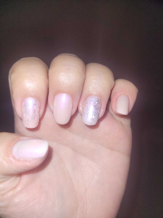 Realizez manichiura / pedichiura cu gel si semi