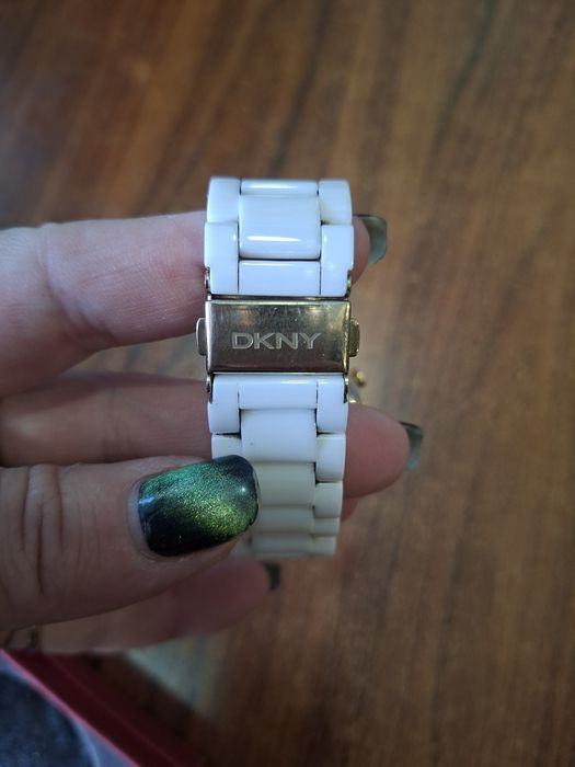 Часы наручные DKNY со стразами