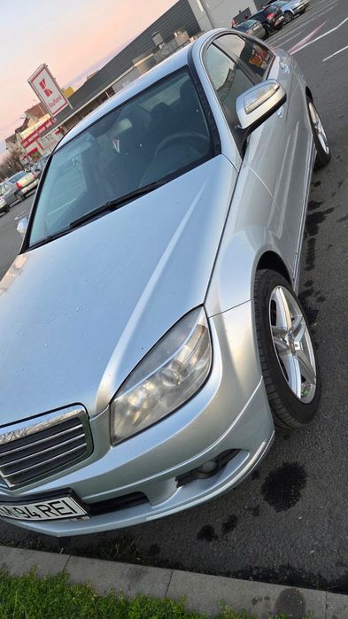 Vând Mercedes C200