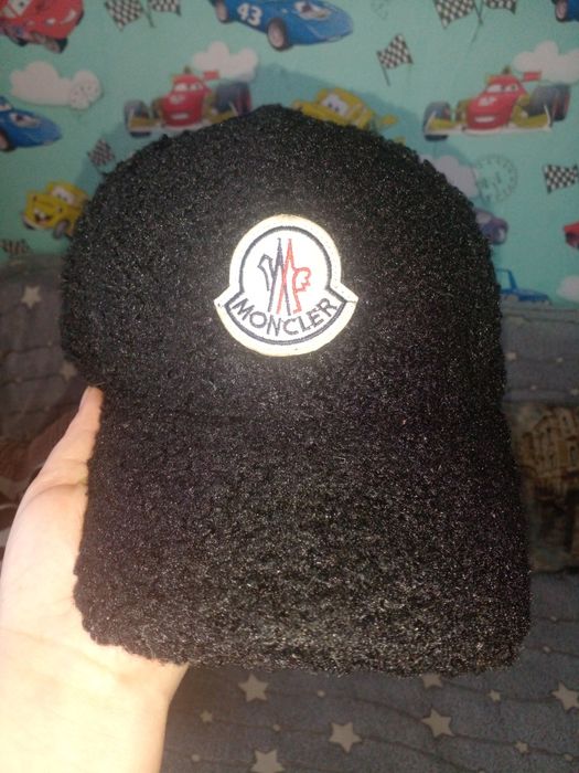 Подам Кепку MONCLER