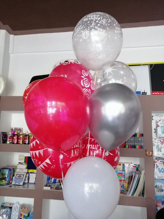 Baloane latex, folie, heliu.