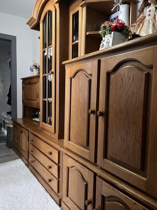 Mobilă living din lemn masiv – vitrină + dulapuri