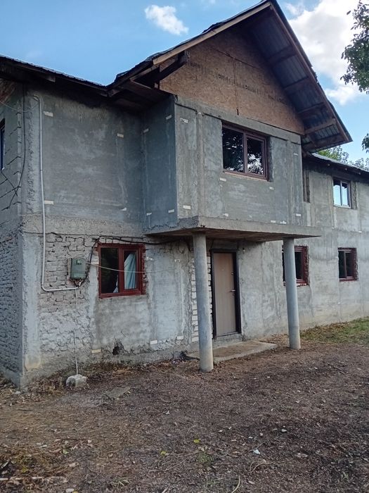 Casa la roșu cu etaj