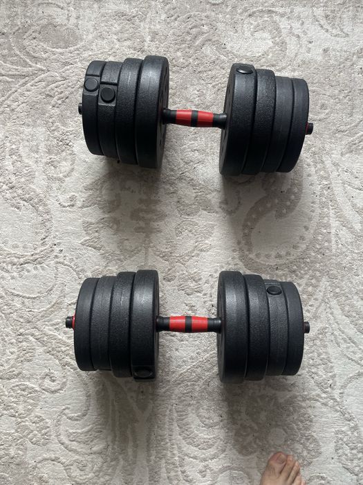 Игровое кресло и гантели.