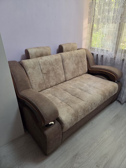 Divan v horoshem sostoyanii.