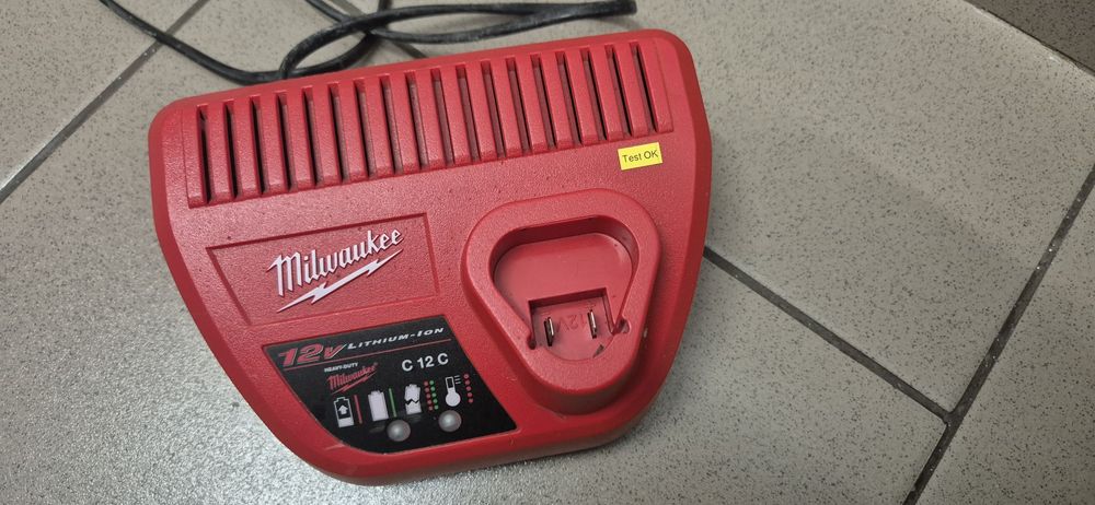 Incarcator Milwaukee M12