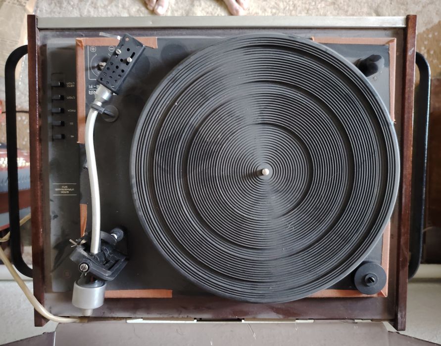 Проигрыватель виниловых пластинок Вега 106 Стерео.